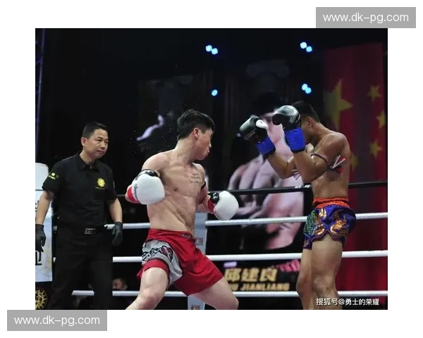 巅峰对决：当“炸药”杨茁遇见“金童”江通猜，谁才是格斗圆梦之地的真正王者？